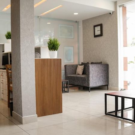 Sulu Residency Hotel Kochi Buitenkant foto