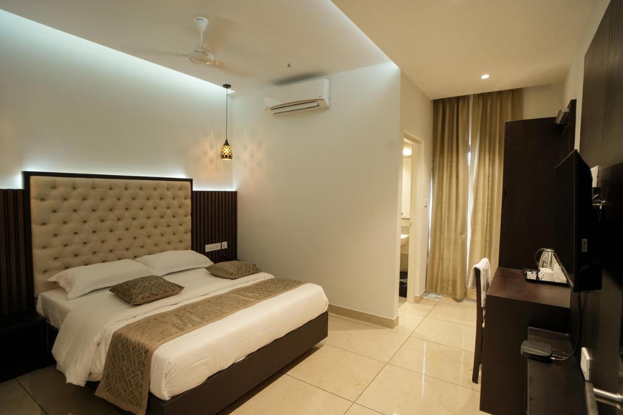 Sulu Residency Hotel Kochi Buitenkant foto