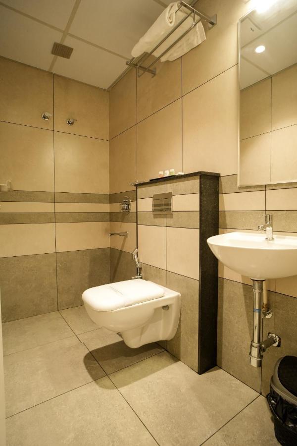 Sulu Residency Hotel Kochi Buitenkant foto
