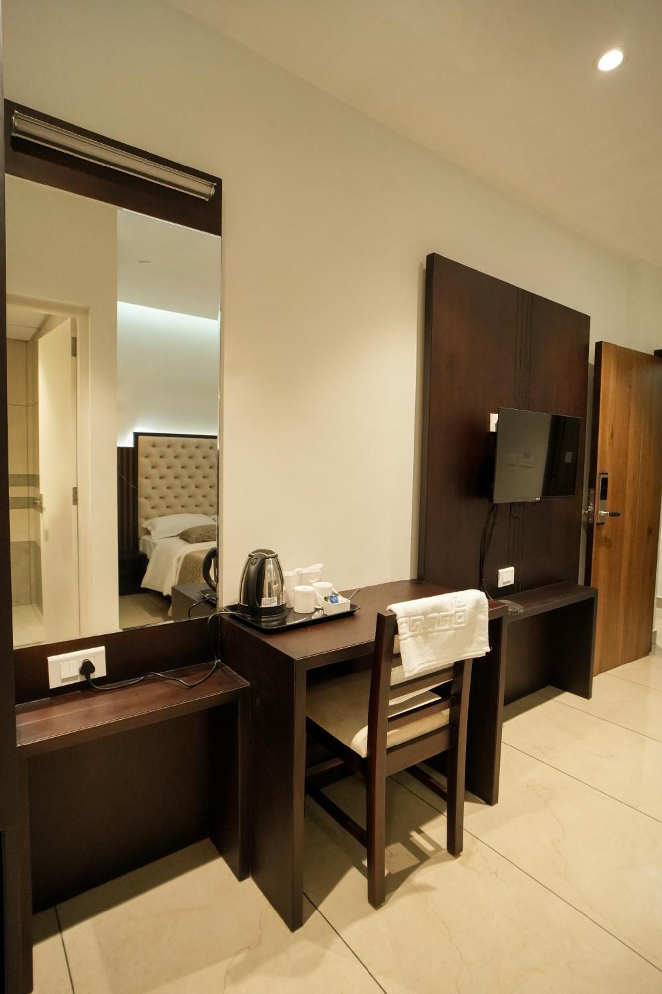 Sulu Residency Hotel Kochi Buitenkant foto